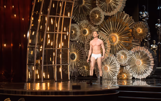 Plötzlich stand Neil Patrick Harris in der Unterhose da. Während der Werbepause hatte er sich vermeintlich aus der Garderobe ausgesperrt, sein Morgenmantel hing in der Türe fest.