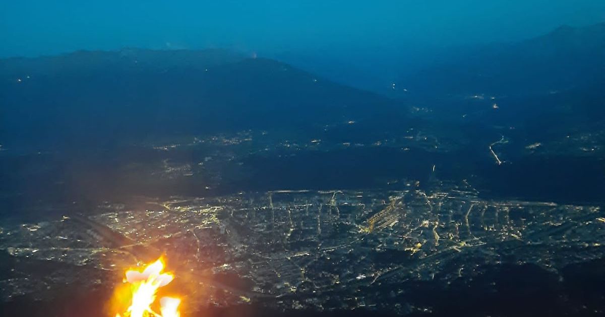 Tirol-begr-t-die-k-rzeste-Nacht-des-Jahres-Sonnwendfeuer-bringen-die-Berge-zum-Gl-hen