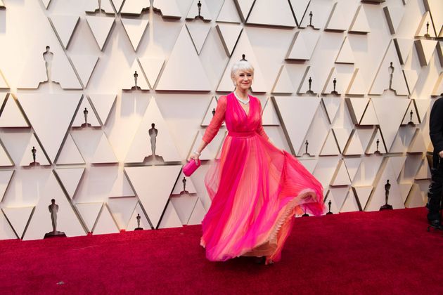 Helen Mirren macht hingegen vor, wie es geht: Mut zur Farbe, klassischer Schnitt, toll kombiniert.