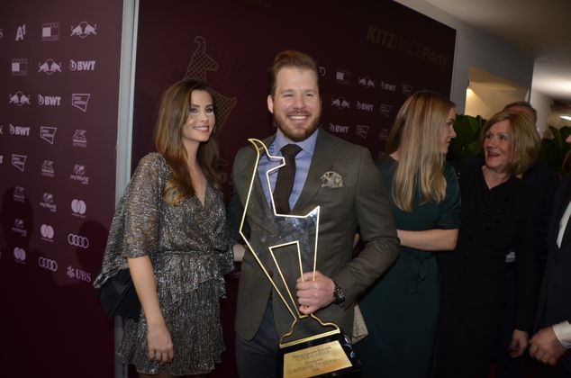 Strahlend sah man Ski-Ass Kjetil Jansrud mit seiner Frau und der „Sieger-Gams“.