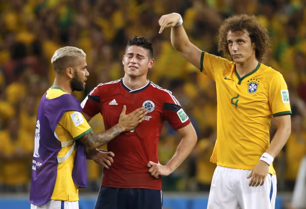 Dani Alves und Luiz Suarez versuchten James Rodriguez nach dem Viertelfinal-Aus der Kolumbianer zu trösten, forderten vom Publikum Applaus für den sechsfachen WM-Torschützen.