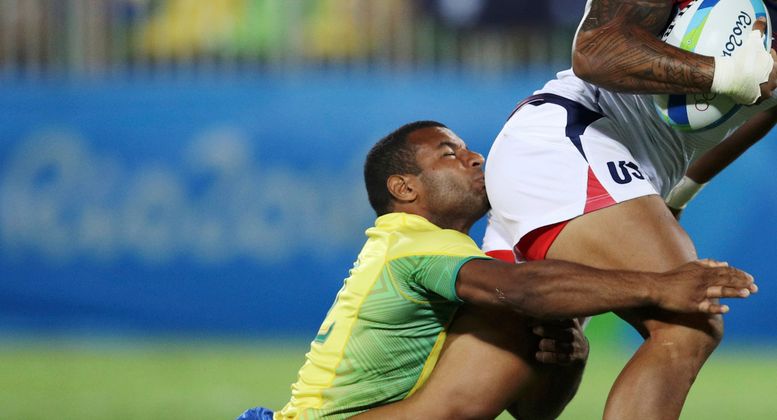 Andre Nascimento aus Brasilien geht beim Rugby auf Tuchfühlung.