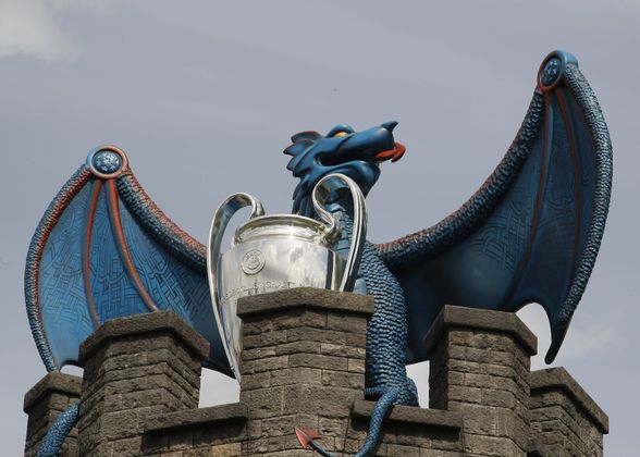 Der walisische Drache bewachte den Champions-League-Pokal.