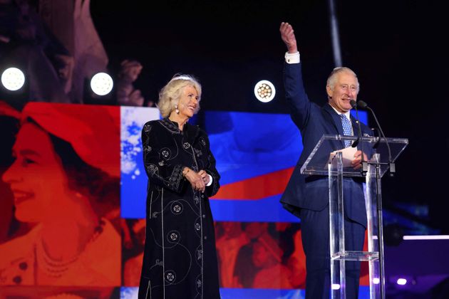 Prinz Charles hielt eine emotionale Rede für "Ihre Majestät, Mami". An seiner Seite stand Ehefrau Camilla.