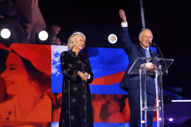 Prinz Charles hielt eine emotionale Rede für "Ihre Majestät, Mami". An seiner Seite stand Ehefrau Camilla.