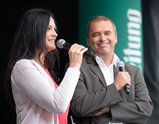 Durch das Programm führte Moderatorin Margit Bacher, hier mit TT-Chefredakteur Alois Vahrner.