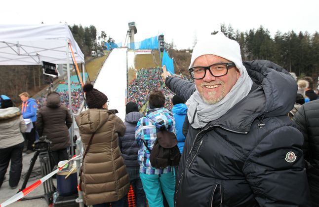 Entertainer DJ Ötzi blickte fasziniert auf die Menschenmassen am Bergisel.