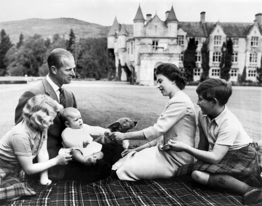 September 1960: Prinz Philip mit seiner Familie: Prinzessin Anne, Prinz Andrew, Königin Elizabeth und Prinz Charles.