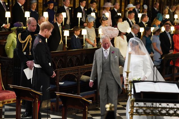 Dann übergibt Prinz Charles die schöne Braut an seinen Sohn.