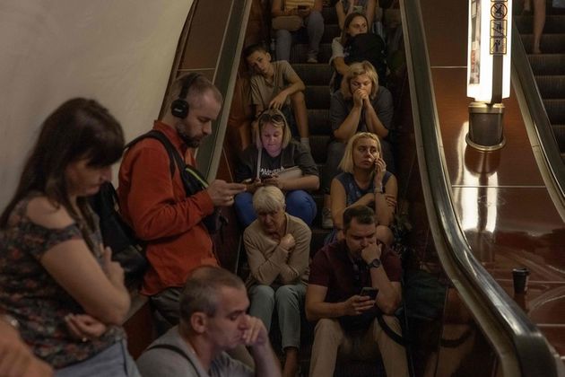 Viele Bewohner von Kiew flüchten vor den Luftangriffen in die U-Bahn-Schächte.