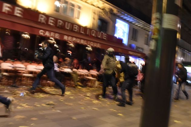 Panik brach aus, als ein Angreifer das Feuer auf die Besucher eines Cafés eröffnete.