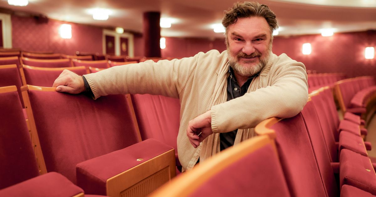 Martin-Leutgeb-feiert-als-Frosch-sein-Comeback-am-Tiroler-Landestheater