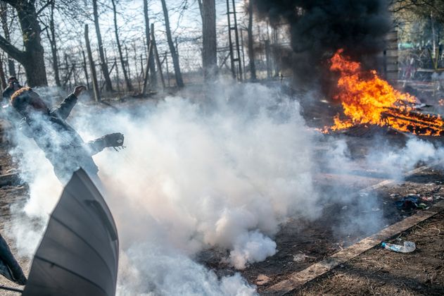 An der griechischen Grenze drängte die Polizei am Samstag die Flüchtlinge mit Tränengas zurück, mehrere Migranten warfen daraufhin Steine.