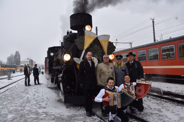 Zillertalbahn-Chef Wolfgang Stöhr, Betriebsleiter Helmut Schreiner, Ministerin Margarete Schramböck, LHStv. Josef Geisler mit den beiden Musikanten Alex und Andi.
