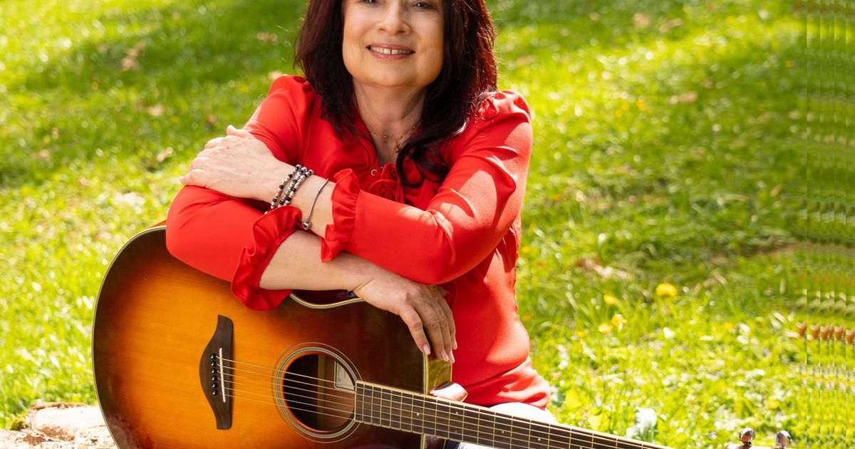 Neues-Album-neue-Tour-Sassy-Holzinger-wandelt-fr-hlich-auf-Solopfaden