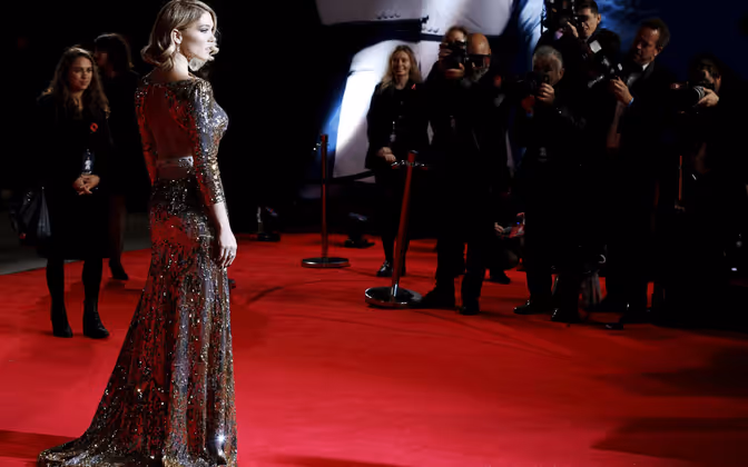 Ley Seydoux posierte geduldig für die Fotografen. Aber auch für die Fans nahm sie sich Zeit und schrieb Autogramme.
