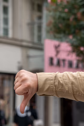 20230809 - Wie zufrieden sind Innsbrucks Bürger und Bürgerinnen mit der aktuellen Politik der Stadtregierung? Daumen nach unten von Serhat alias Ali - Lokales/Tirol- Innsbruck, Tirol - Österreich - Austria / Foto: Rita Falk / TT