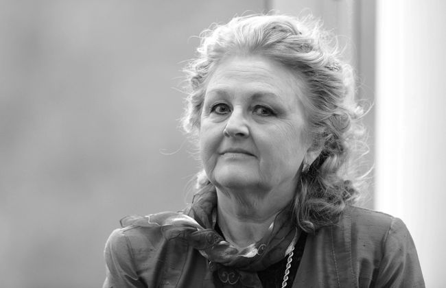 18. Oktober: EDITA GRUBEROVÁ (✞ 74) | Die slowakische Sopranistin sang fast fünf Jahrzehnte an den großen Opernhäusern der Welt. Die vielfach ausgezeichnete „Königin der Koloratur" war bayerische und österreichische Kammersängerin. Sie debütierte 1970 an der Wiener Staatsoper in Mozarts „Zauberflöte" als Königin der Nacht. Dort feierte „die Gruberova" 1976 auch ihren Durchbruch als Zerbinetta in „Ariadne auf Naxos" von Richard Strauss.