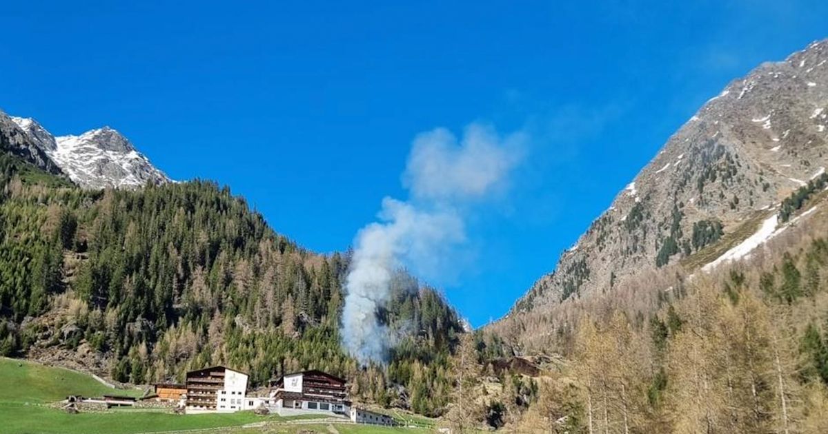 Feuerwehreinsatz-in-L-ngenfeld-Waldbrand-konnte-rasch-unter-Kontrolle-gebracht-werden