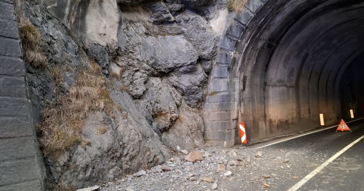 Mieminger-Stra-e-nach-Steinschlag-komplett-gesperrt