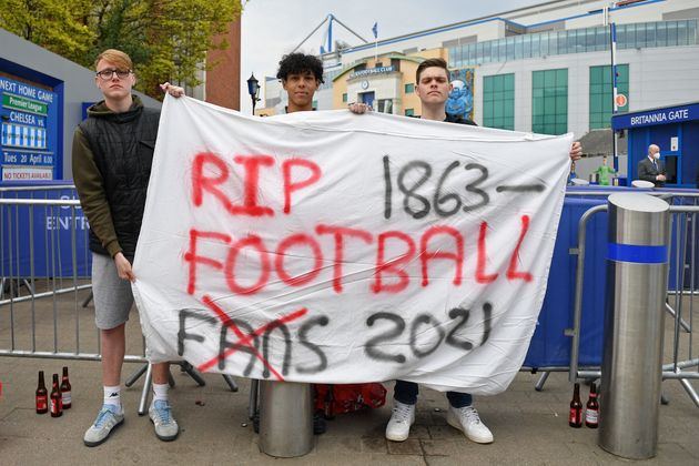 Chelsea-Fans gingen vor dem Stadion auf der Stamford Bridge auf die Barrikaden. Kurz danach wurden Gerüchte laut, dass sich mehrere englische Klubs von der Super League zurückziehen wollen.