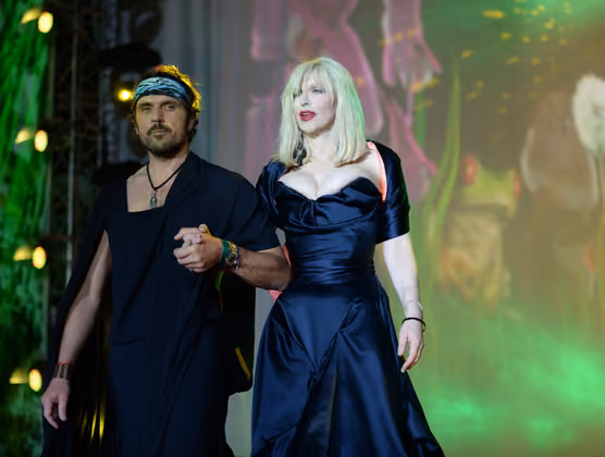 Courtney Love und Andreas Kronthaler, Mann von Vivienne Westwood, während der Life-Ball-Fashionshow 2014.