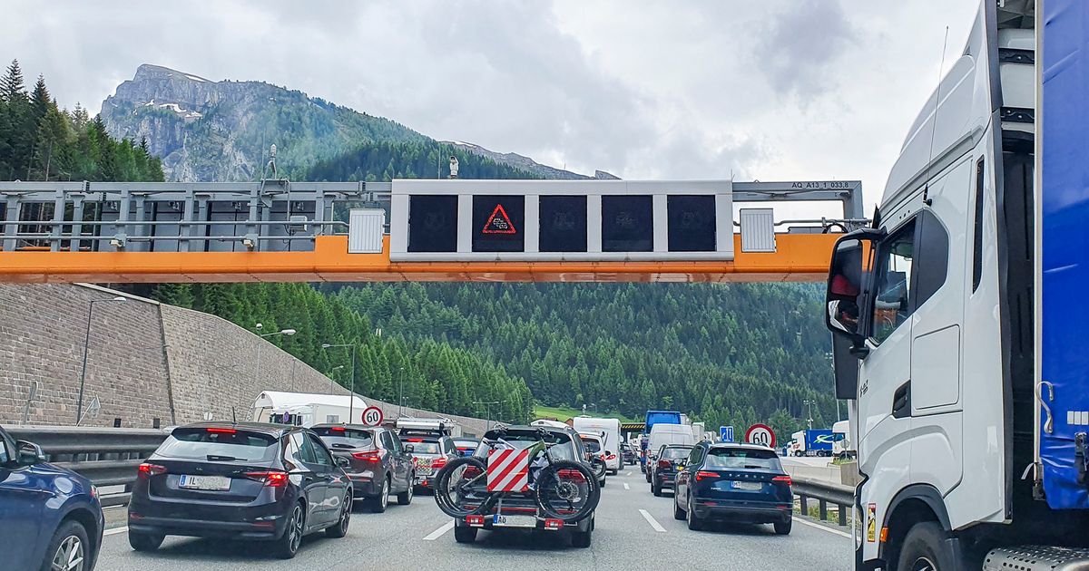 Alle-Richtung-S-den-Kilometerlange-Staus-in-Tirol-am-Samstag