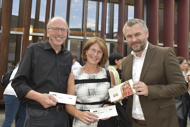 Premierengäste: IKB-Vorstand Helmuth Müller (l.) mit Gattin Bettina und TT-Chefredakteur Marco Witting.