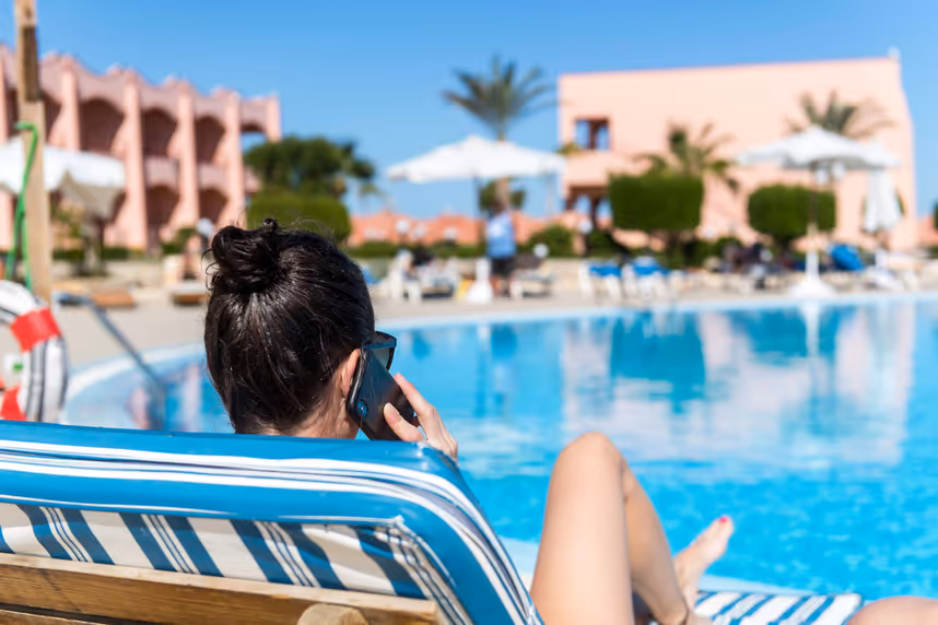 Hackerangriffe und Kostenfallen: So schützt man sich im Urlaub