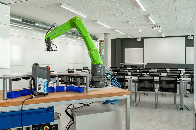 Die technischen Labore bieten eine moderne Ausstattung.