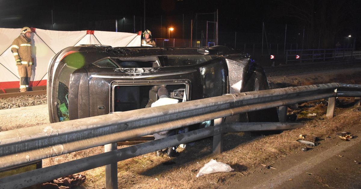 Alkoholisierte-Fahrerin-krachte-in-Uderns-gegen-Betonwand-Auto-berschlug-sich-mehrmals