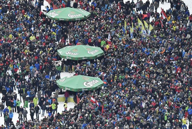 Zehntausende Fans sorgten für Länderspielstimmung in Kitzbühel. Vom Boden im Zielgelände war kaum etwas zu sehen.