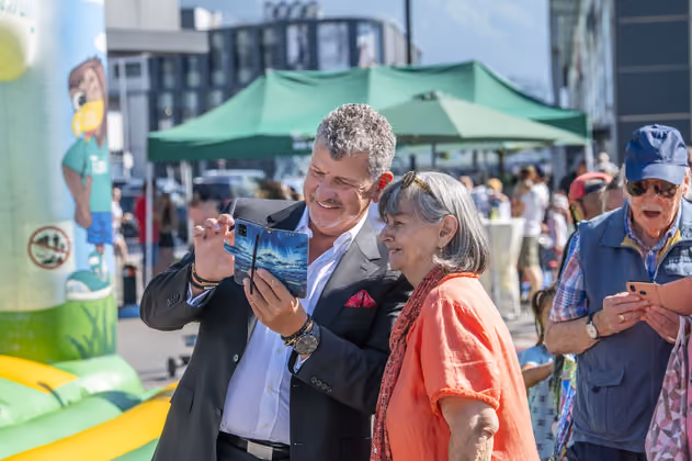 Semino Rossi posierte geduldig für Fotos und verteilte Autogramme an seine Fans.