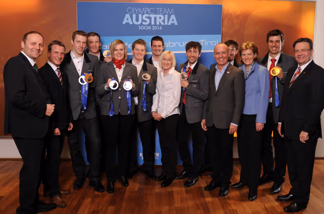 Auch die acht Medaillengewinner aus Tirol nahmen gemeinsam mit der Polit-Prominenz Aufstellung.