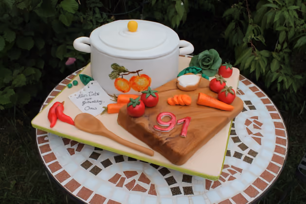 Die Torte für ihre Oma zum 91. Geburtstag gefällt Noé besonders.