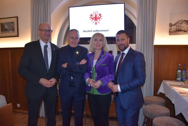 LH Anton Mattle, KSC-Präsident Michael Huber, ÖSV-Präsidentin Roswitha Stadlober und LHStv. Georg Dornauer.