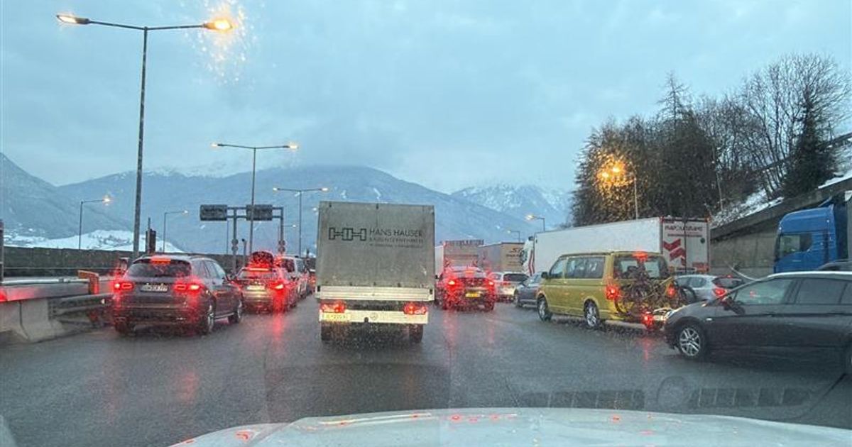 Reisewelle-trifft-auf-Fr-hverkehr-Stau-und-lange-Wartezeiten-auf-Tirols-Autobahnen