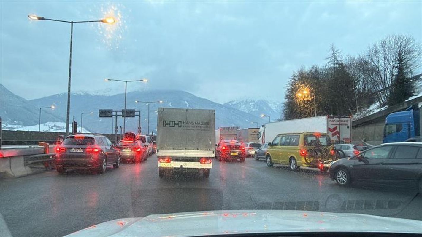 Reisewelle trifft auf Frühverkehr: Stau und lange Wartezeiten auf Tirols Autobahnen