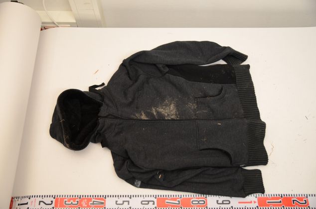 Die schwarze Kapuzenjacke ziert hinten die Aufschrift...