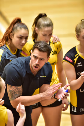 Die Women Austrian Volley League lief auf ein großes Finale hinaus, erneut gegen die Steelvolleys aus Linz-Steg, dem Dauerrivalen der Saison. Im dritten Spiel der Best-of-Five-Serie hätten die Tirolerinnen alles klar machen können, doch der Truppe von Facundo Morando, einst auch Trainer der VC-Tirol-Damen, gelang die Verlängerung der Serie.