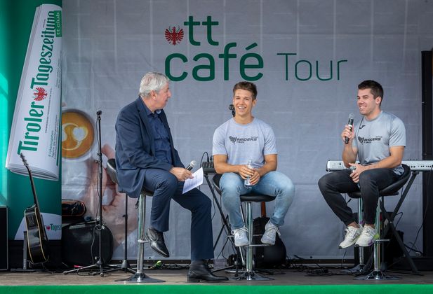 TT-Chefredakteur Mario Zenhäusern im Gespräch mit Sandro und Adrian Platzgummer.