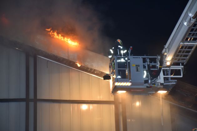 Die Flammen griffen auf den Dachstuhl der Diskothek über.