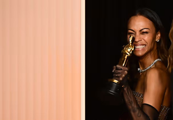 Gewinnerin Zoe Saldana („Beste Nebendarstellerin“) kann ihr Glück kaum fassen.