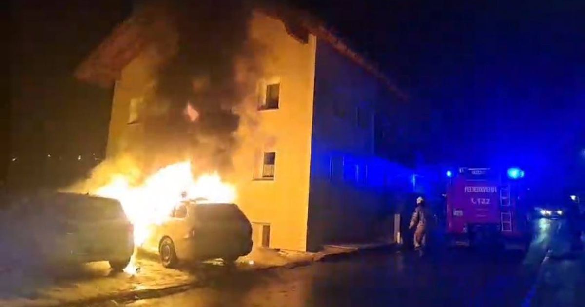 Pkw-ging-in-Flammen-auf-Lenkerin-rettete-sich-im-Paznauntal-aus-brennendem-Wagen