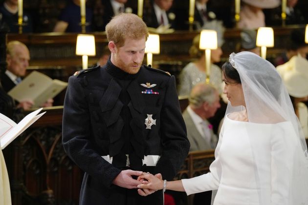 Ringe werden ausgetauscht. Prinz Harry wirkt nervös.