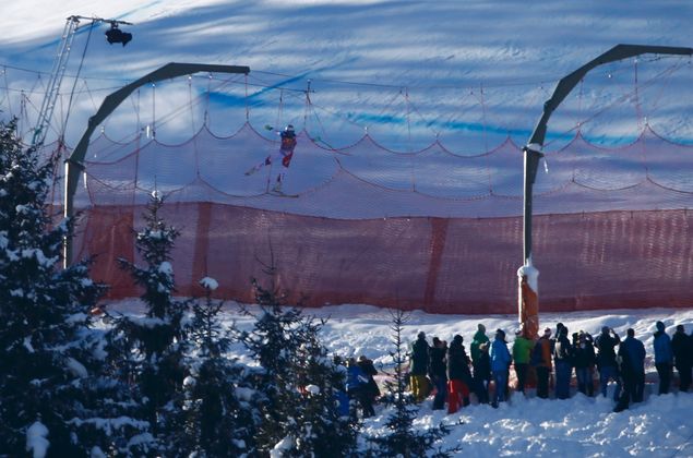 Beat Feuz konnte auf dem Weg zu einer Topzeit dem Druck in der Traverse nicht standhalten und kam zu Sturz. Der Schweizer blieb zum Glück unverletzt.