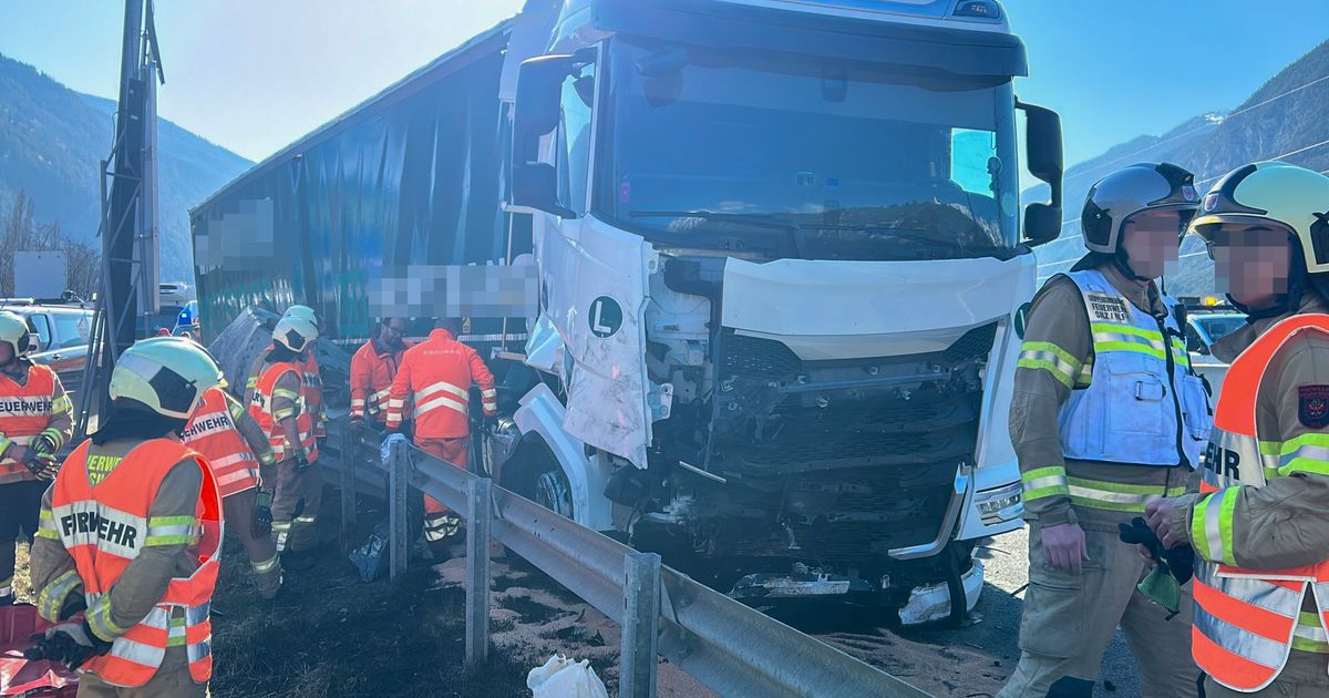 Lkw-krachte-auf-Inntalautobahn-gegen-Poller-gro-er-Schaden