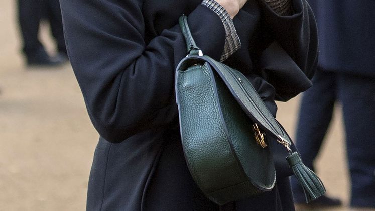 Einen Akzent setzt die schöne US-Amerikanerin mit ihrer dunkelgrünen Handtasche "Mini Venice" von DeMellier.