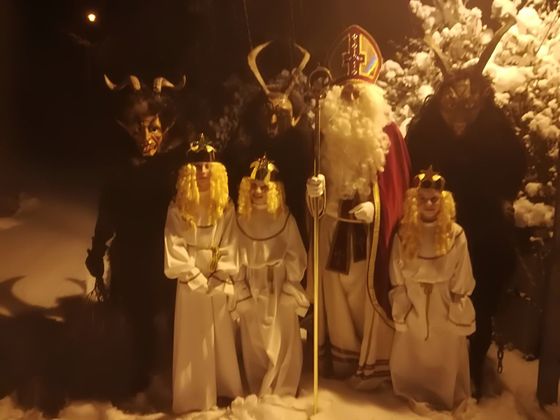 Der Nikolaus mit seinen Engerln und drei Kampussen in Volders.