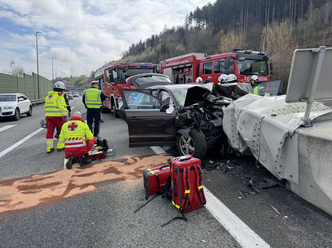 Lenker nach schwerem Unfall beim Knoten Innsbruck in Klinik gebracht